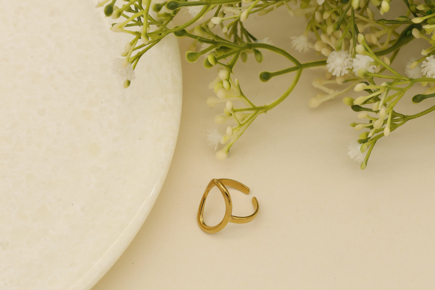 Kusha Kapila in Ovale Ring